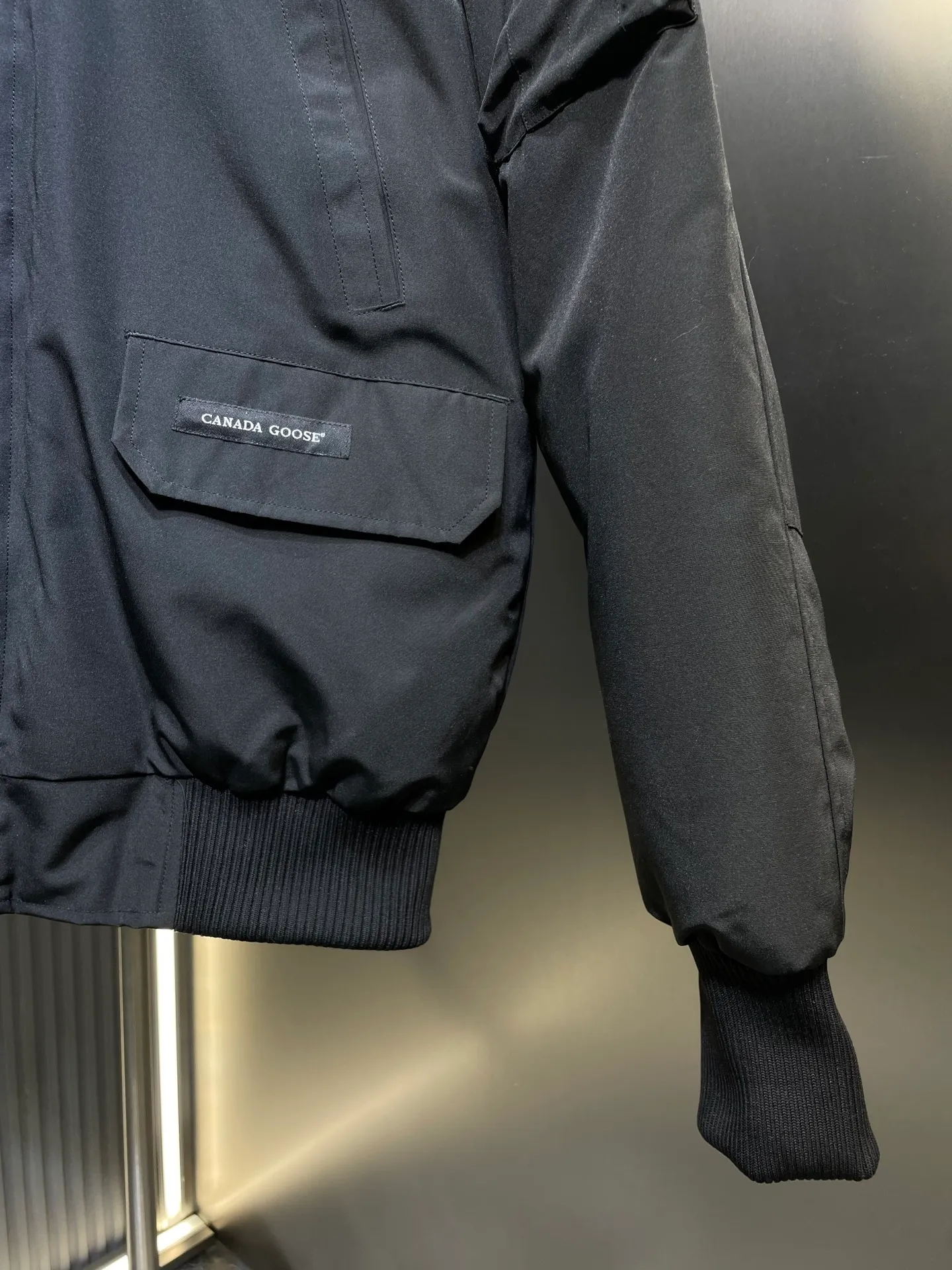 P900 special down Canada Goose Canada Goose #Chilliwack 7999M bomber jacket short down jacket/01 model #女与狠# Genuine synchronous anti-counterfeiting chip sensor! ➖ Imported 21S polyester-cotton blended original fabric [last year’s 16S/18S hard fabrics have been completely eliminated, this year all use 21S genuine synchronous fabrics, the soft mid-strap feels delicate and textured], genuine synchronous Feather-Light 10D waterproof coating fabric, made of 84.5 polyester fiber and 15.5 cotton, 100% the best feel in the entire network! ➖ The genuine official website is synchronized with the national standard 80 white duck down, you can check the official website customer service, there will never be a series of misleading claims such as 90 down or goose down! ➖ Using the best nylon lining with double double-layer sealing design, velvet-proof No. 7 needle + grid-filled down ready-made garments, there is 100% no so-called velvet running! ➖ The cuffs are designed with thickened seamless threads, and the collar and pockets are lined with top-quality polar fleece to keep you warm and comfortable! ➖ Yoshida YKK provides original custom-made electroplated sliders. YKK two-way lockable zippers are tight and smooth and will not peel off paint! ➖ 3M composite guarantees that the Velcro is the same as the original, durable, and all accessories and hardware are custom-made! ➖ Imported BEHRINGER embroidery machine to customize the 10,000-needle embroidery logo, 98% of which can be reproduced to restore the original logo. You can check and compare on the official website! ➖ The fur collars are all made of large pieces of Western Canadian blue wolf hide, ensuring that each fur collar is 13-15cm wide!   Size:XS-XXL